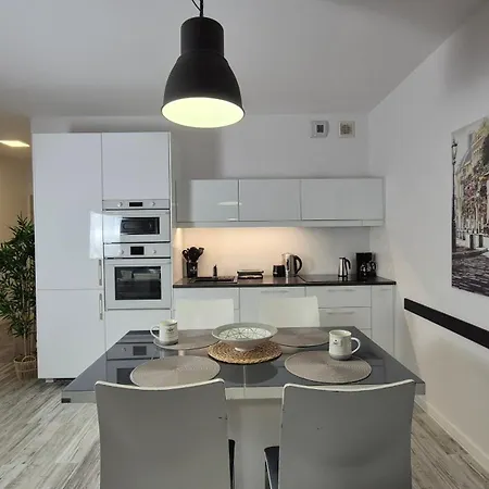 Garbary 100 White Apartment, Free Parking, Self Check-in 24h, Air-conditioning * Poznań