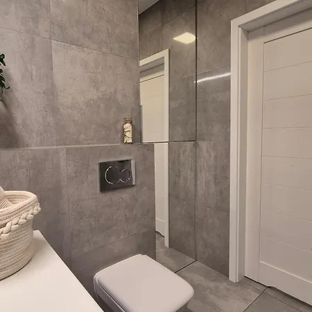 Garbary 100 White Apartment, Free Parking, Self Check-in 24h, Air-conditioning Apartman