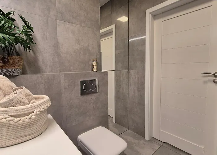 Garbary 100 White Apartment, Free Parking, Self Check-in 24h, Air-conditioning Daire