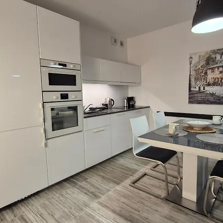 Garbary 100 White Apartment, Free Parking, Self Check-in 24h, Air-conditioning *