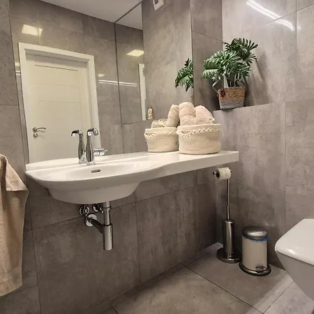 Garbary 100 White Apartment, Free Parking, Self Check-in 24h, Air-conditioning * Познань