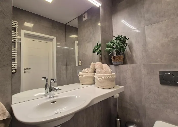 Garbary 100 White Apartment, Free Parking, Self Check-in 24h, Air-conditioning